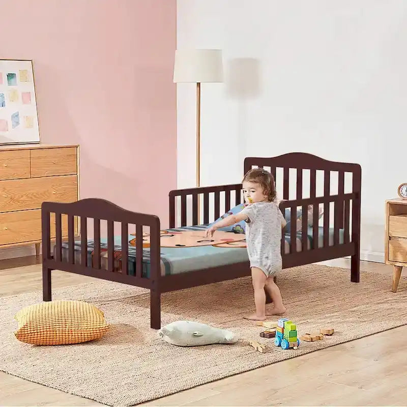 Lit d'enfant en bois avec barrières de sécurité